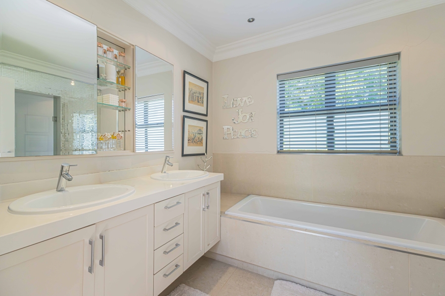 4 Bedroom Property for Sale in Fresnaye Western Cape